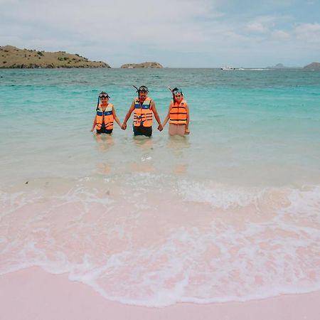 Komodoku One Love Homestay And Tour Labuan Bajo Buitenkant foto