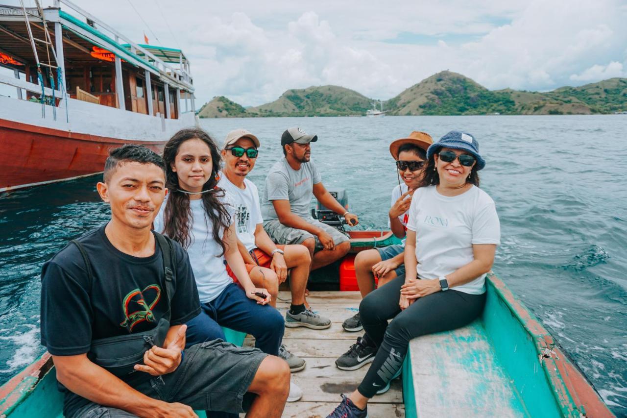 Komodoku One Love Homestay And Tour Labuan Bajo Buitenkant foto