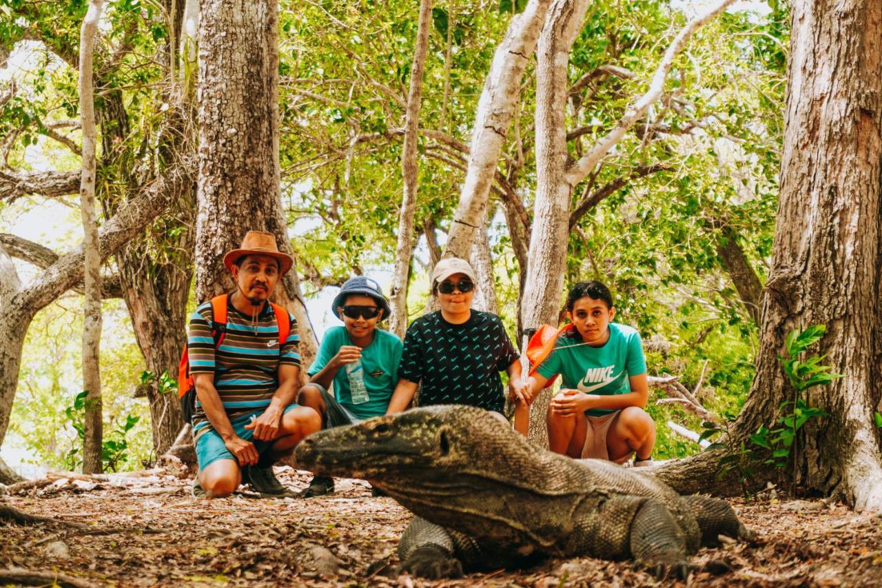 Komodoku One Love Homestay And Tour Labuan Bajo Buitenkant foto