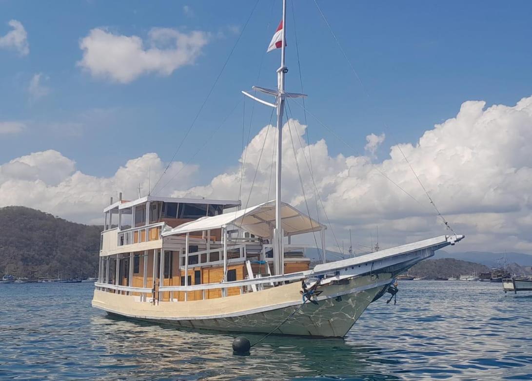 Komodoku One Love Homestay And Tour Labuan Bajo Buitenkant foto