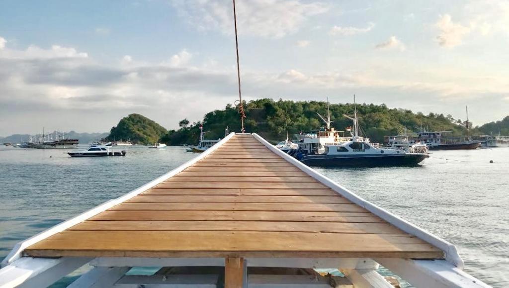 Komodoku One Love Homestay And Tour Labuan Bajo Buitenkant foto
