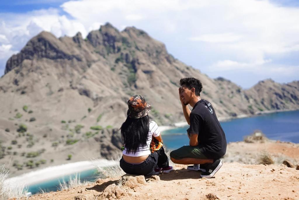 Komodoku One Love Homestay And Tour Labuan Bajo Buitenkant foto